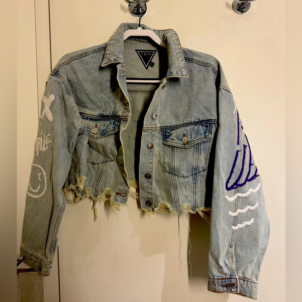 Trio Urban BE EXTRA Embroidered Cropped Denim Jacket